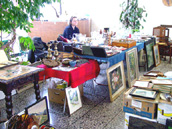 Bilder, Geschirr und alte M&ouml;bel