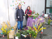 Kinder mit Osterschmuck