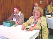 Eintrittskasse: Astrid Weckert und Heidi Möllendorf