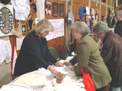 Spitzen-Deckchen und -Wäsche