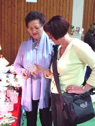 Austellerin und Hanna Brödlin