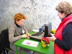 Kassierein Astrid Weckert