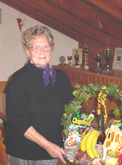 Hedwig Frey mit Geschenkkorb