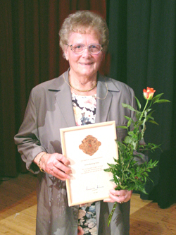 Hedwig Frey mit Ehrenurkunde